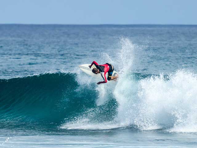 surf cabarete surfer top of the wave